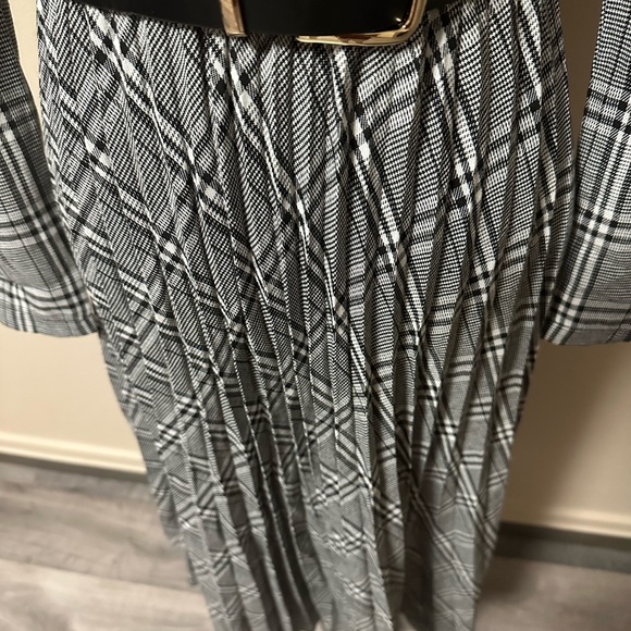 Women's Elegant Pleated Dress XS - Picture 9 of 16